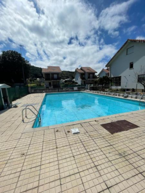Chalet en urbanización con piscina
